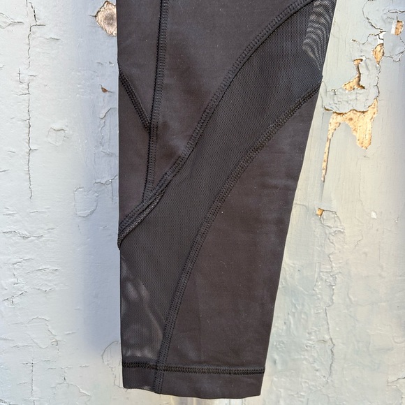 Lululemon Twist & Train Crop, size 6 - Picture 8 of 14